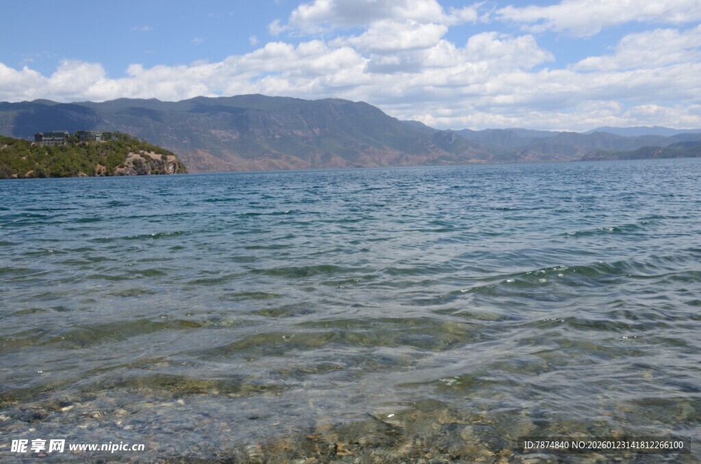 清澈湖水与远处山峦风景