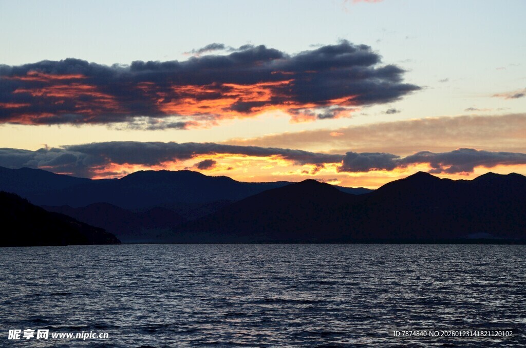 湖畔壮丽日落美景