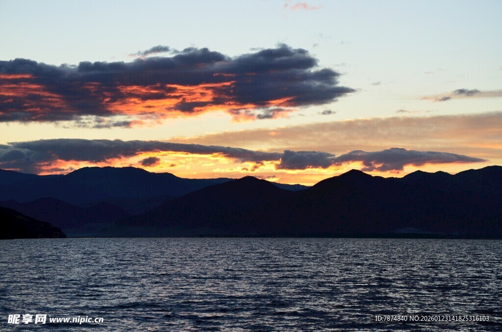 湖畔壮丽晚霞美景