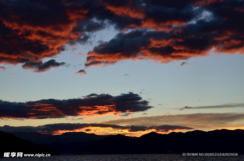 日落时分绚丽云霞