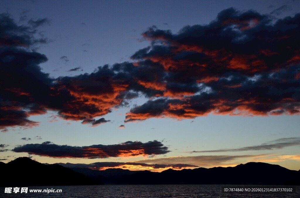 日落时分的绚烂云霞