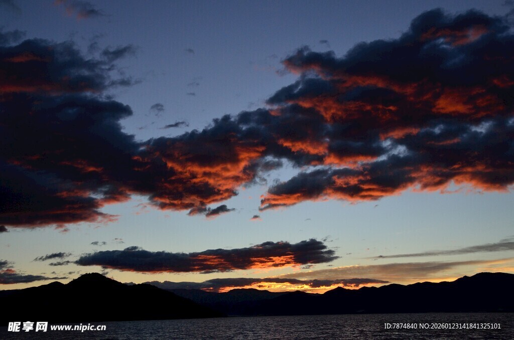 日落时分的绚烂云霞