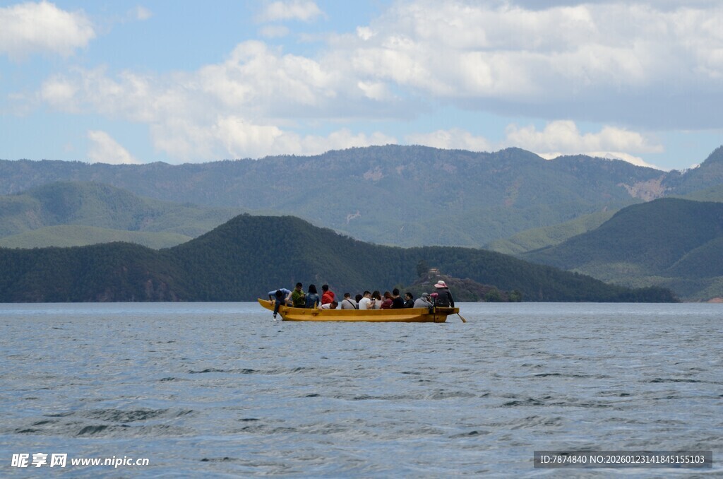 湖上泛舟赏远山美景