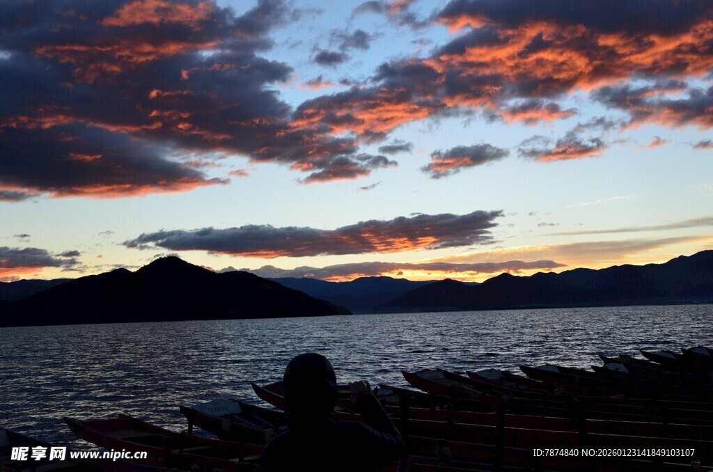 湖畔壮丽晚霞天空美景