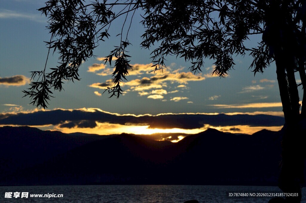 湖畔日落美景