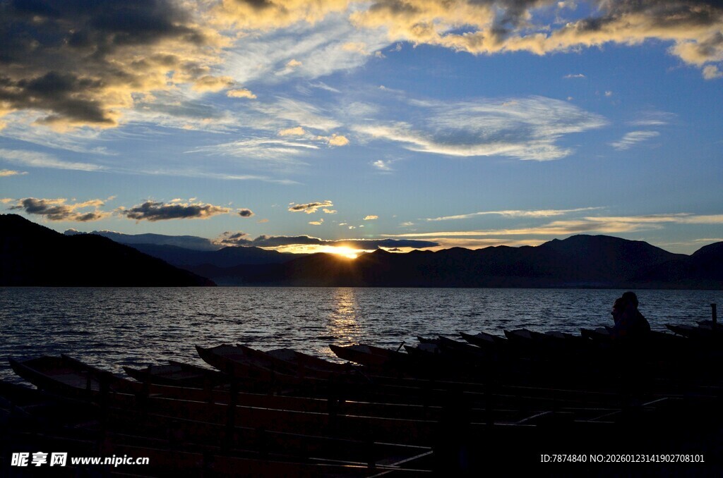湖畔日落美景