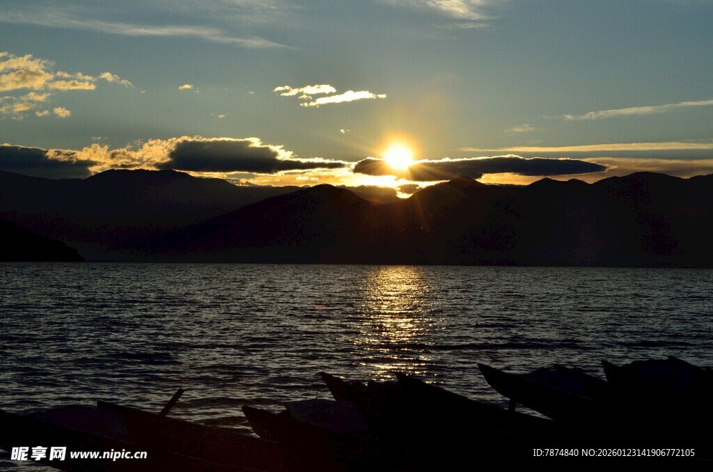 夕阳下波光粼粼的海面