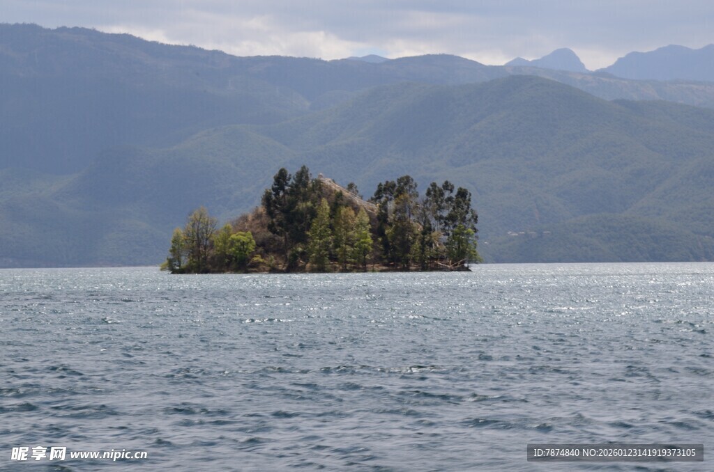 湖中小岛与远处山峦景观