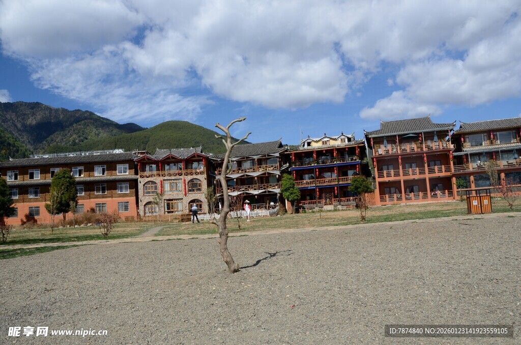 山间多层建筑景观