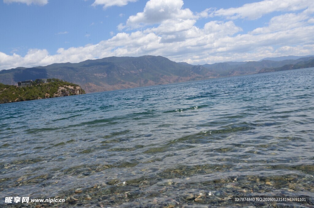 清澈湖水与远处山峦美景