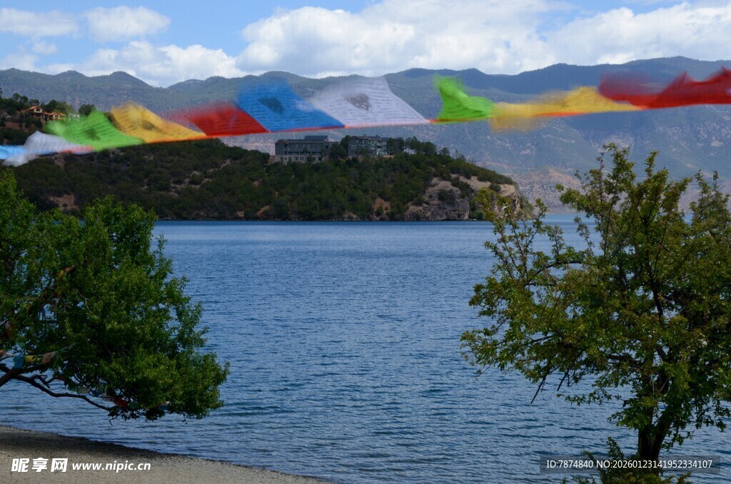 湖畔飘扬的多彩经幡