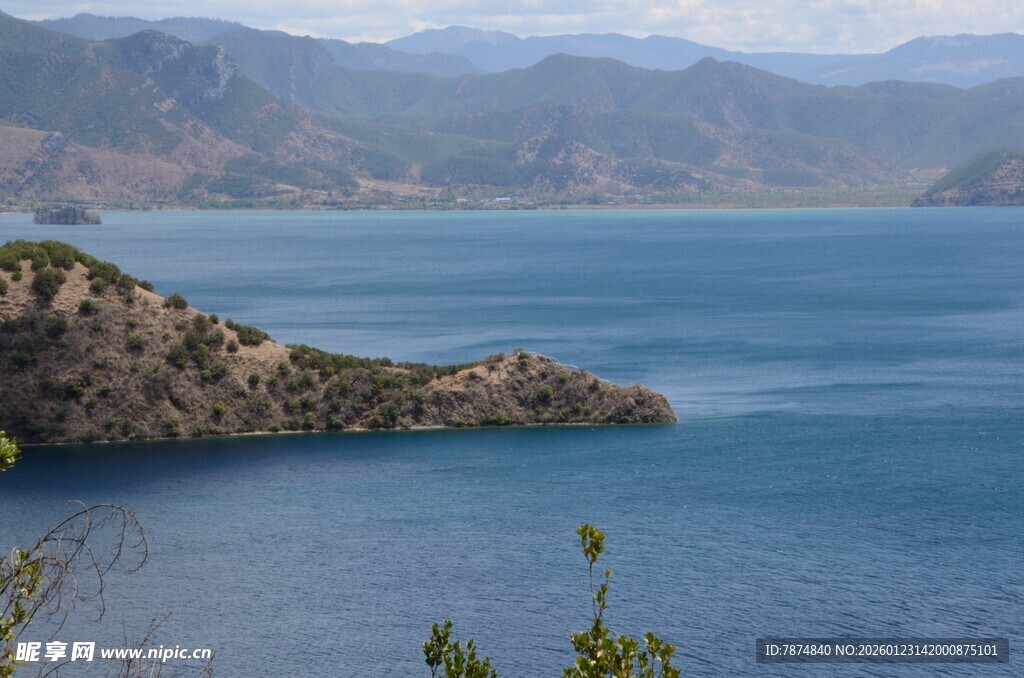 湖畔青山 静谧湖景风光