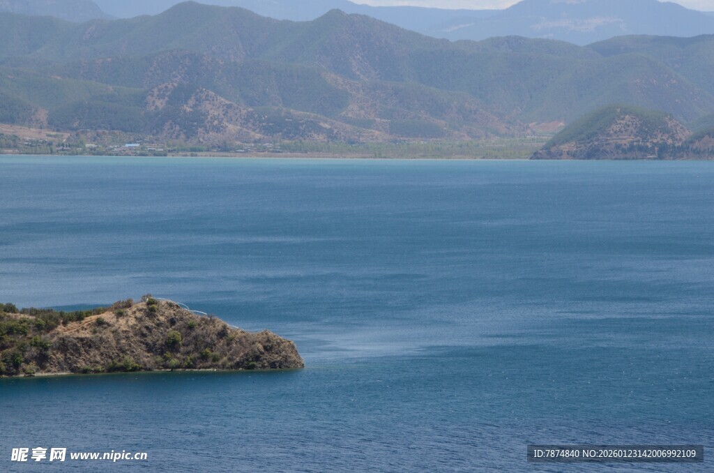 蓝色湖泊中的孤立小岛