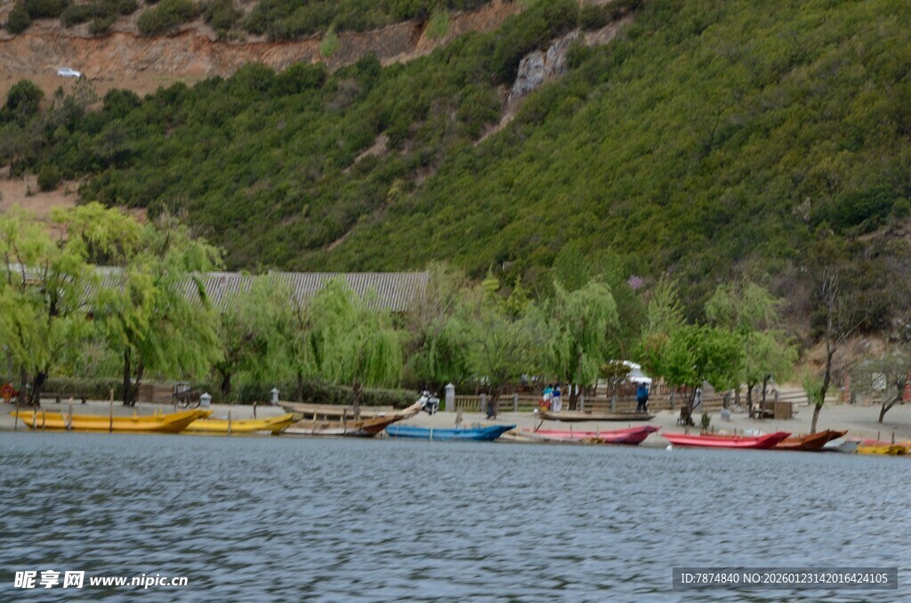 湖畔多彩船只停靠于岸边