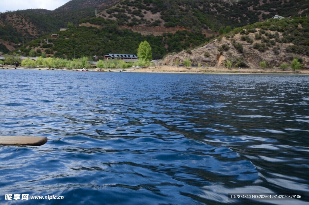 宁静湖水与远处山峦景色