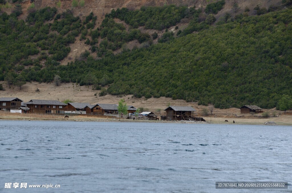 湖畔村落风光