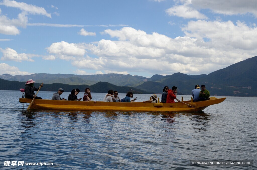 湖上泛舟赏景众人同游