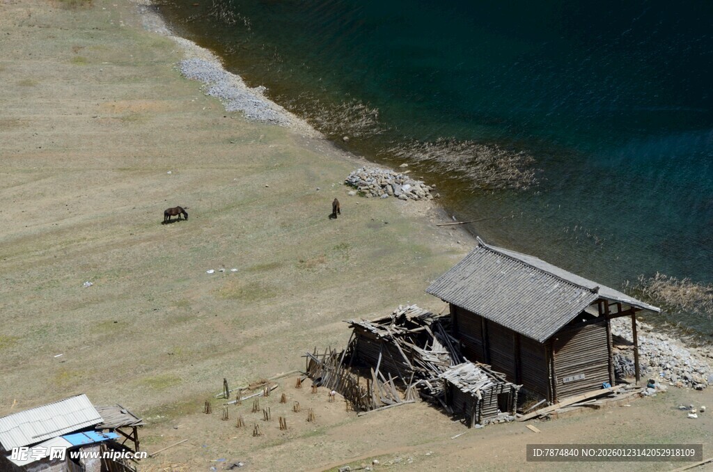 湖畔小屋与周边景致