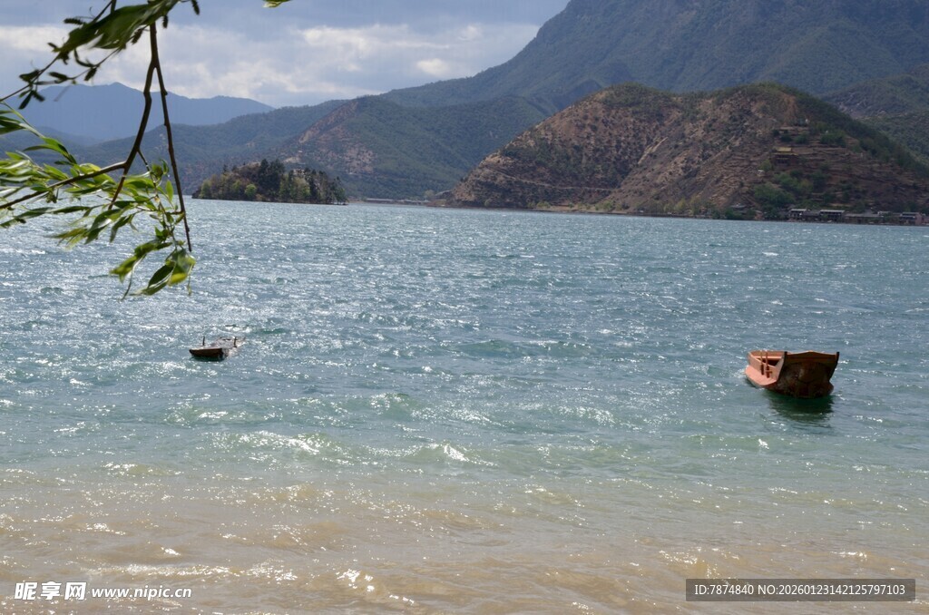 宁静湖景中的小船