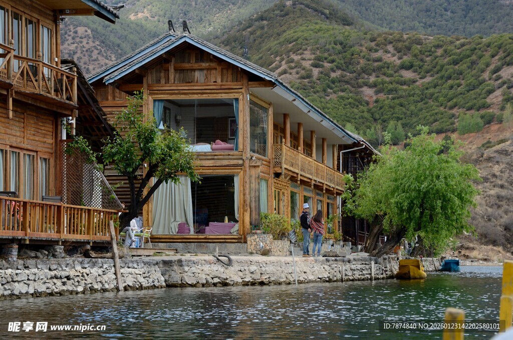湖畔木质小屋风景如画