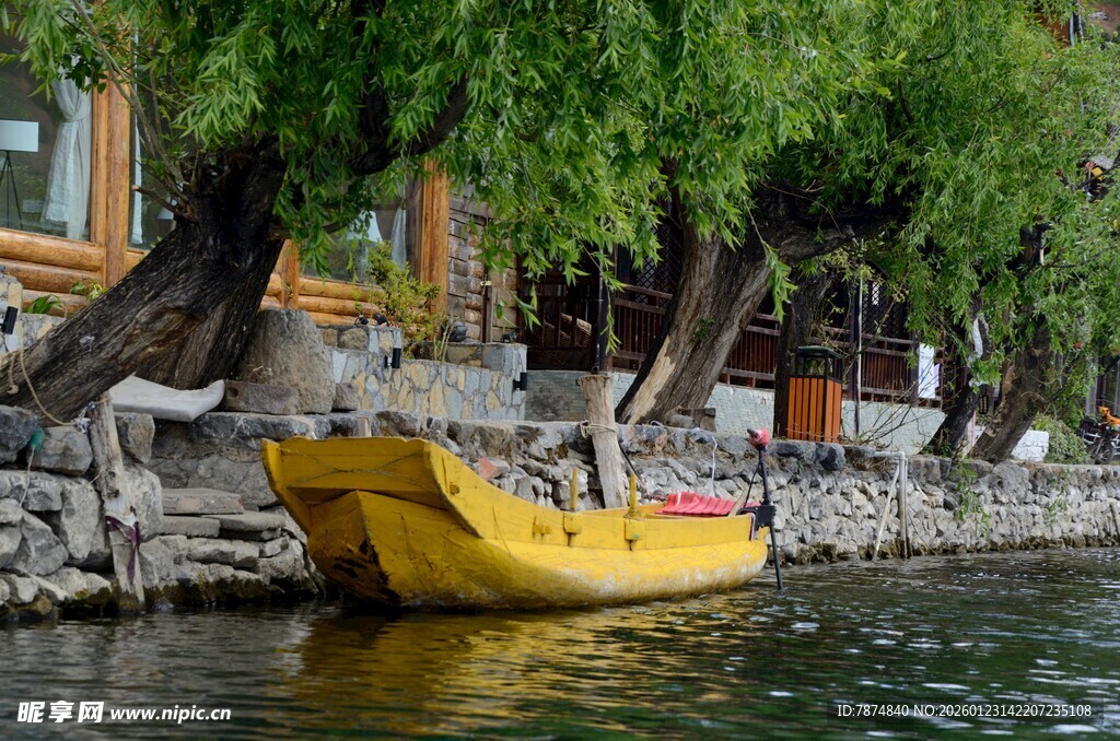 湖畔黄色小船静泊