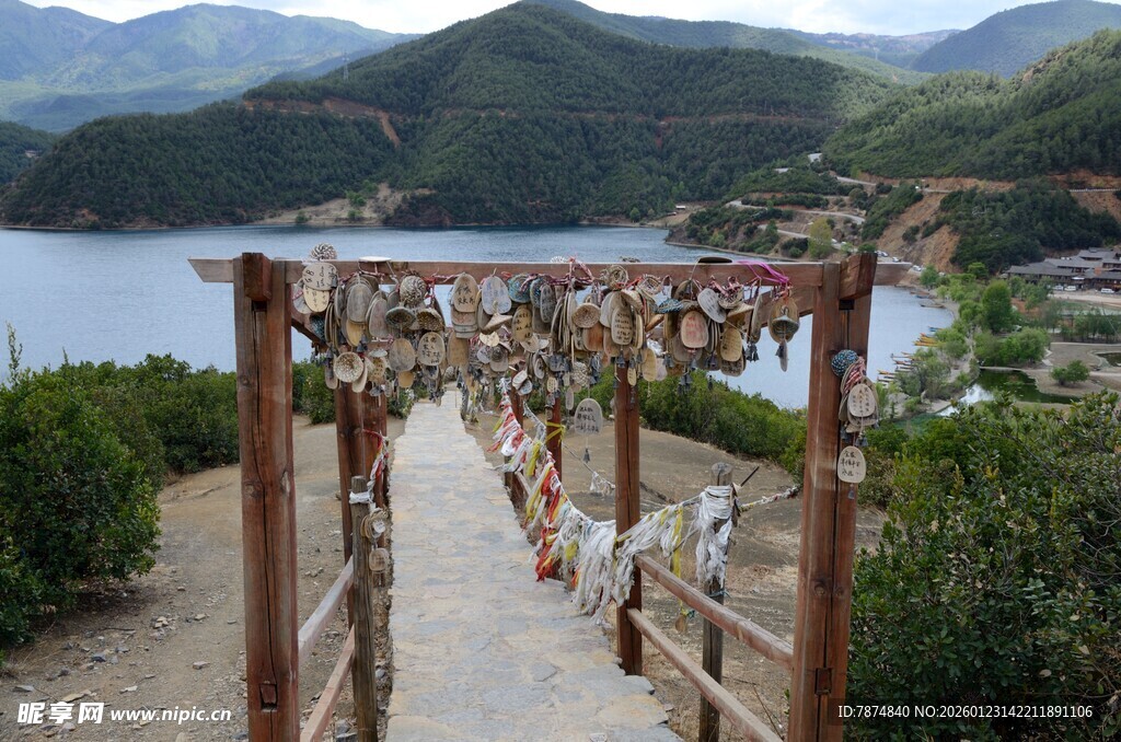 湖畔浪漫木质婚礼拱门