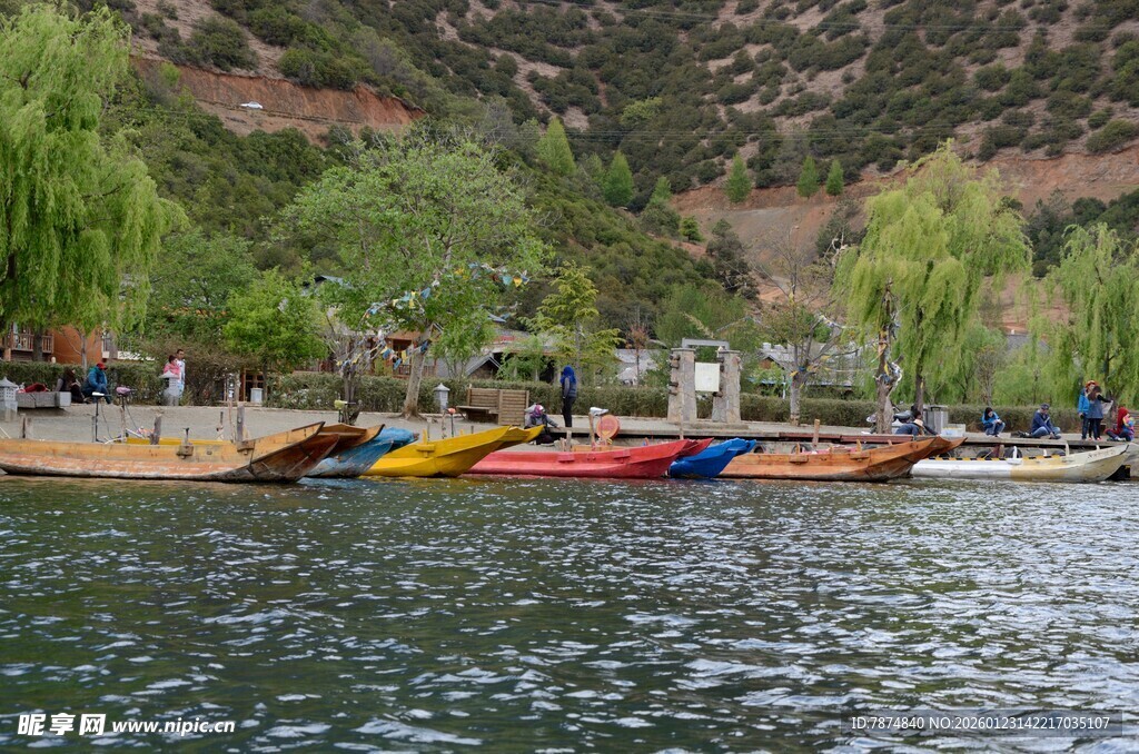 湖畔多彩船只静泊美景