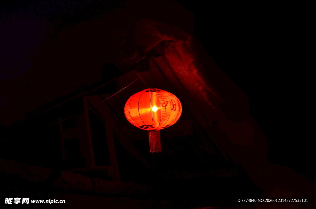 夜中悬挂的传统红灯笼