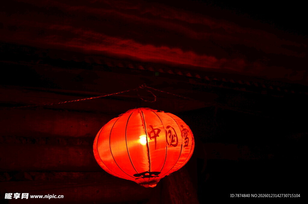 红灯笼点亮静谧角落