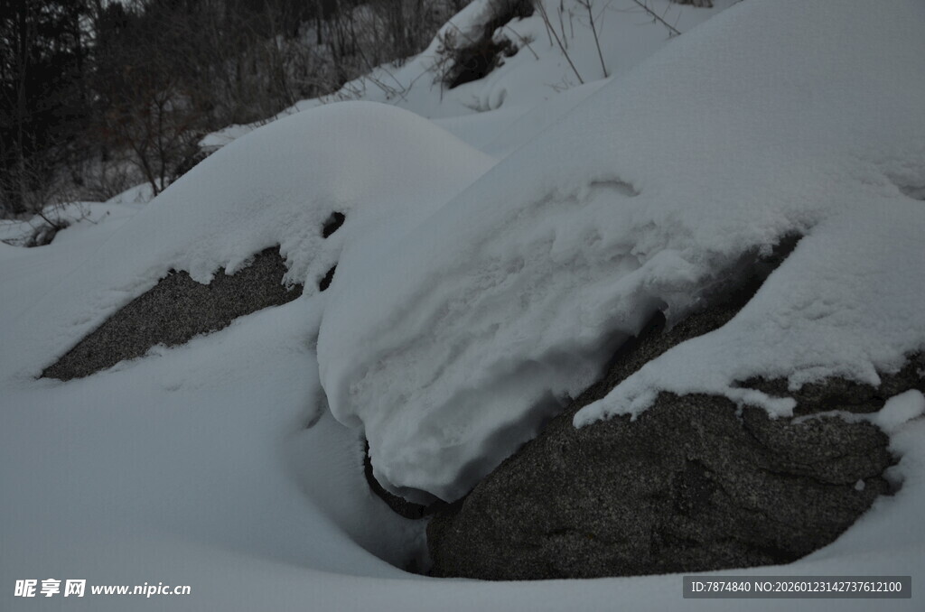雪覆岩石的冬日景致