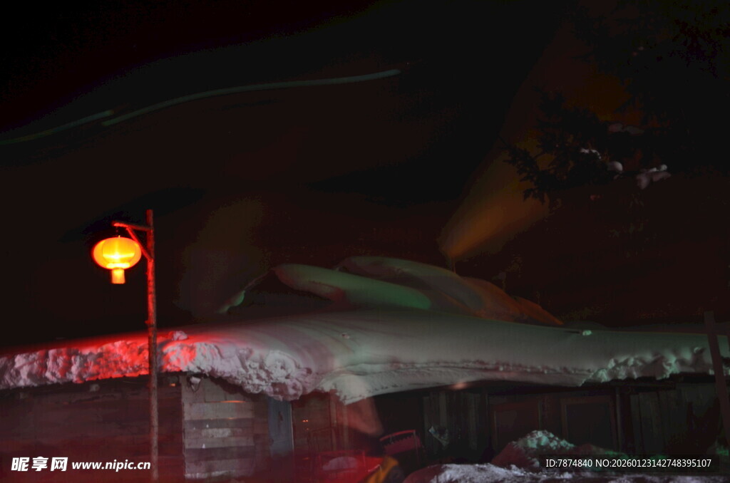 夜晚街头的暖黄灯光