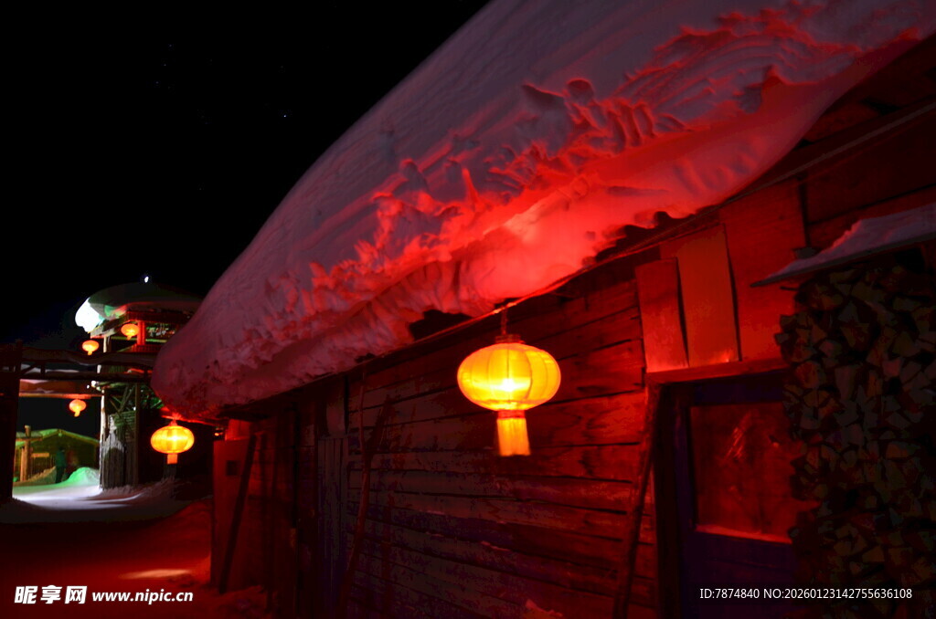 雪夜古巷红灯笼点亮