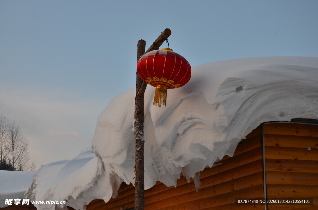 雪覆屋顶上的红灯笼