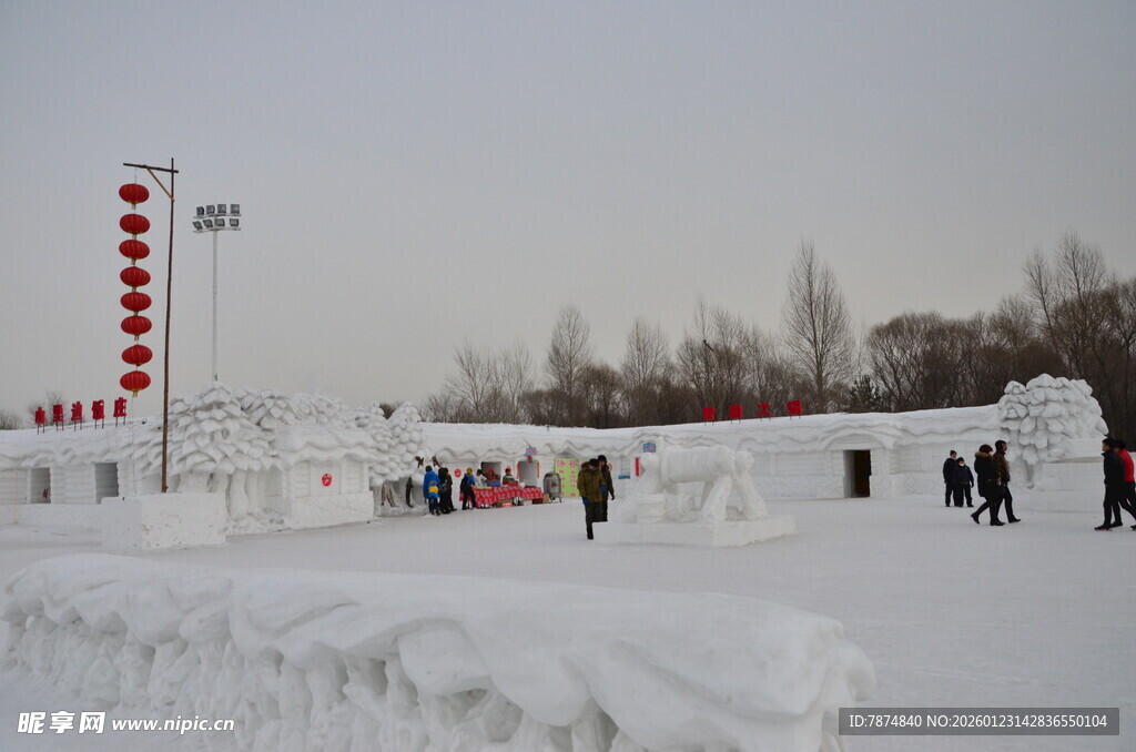 雪地中的欢乐游玩场景