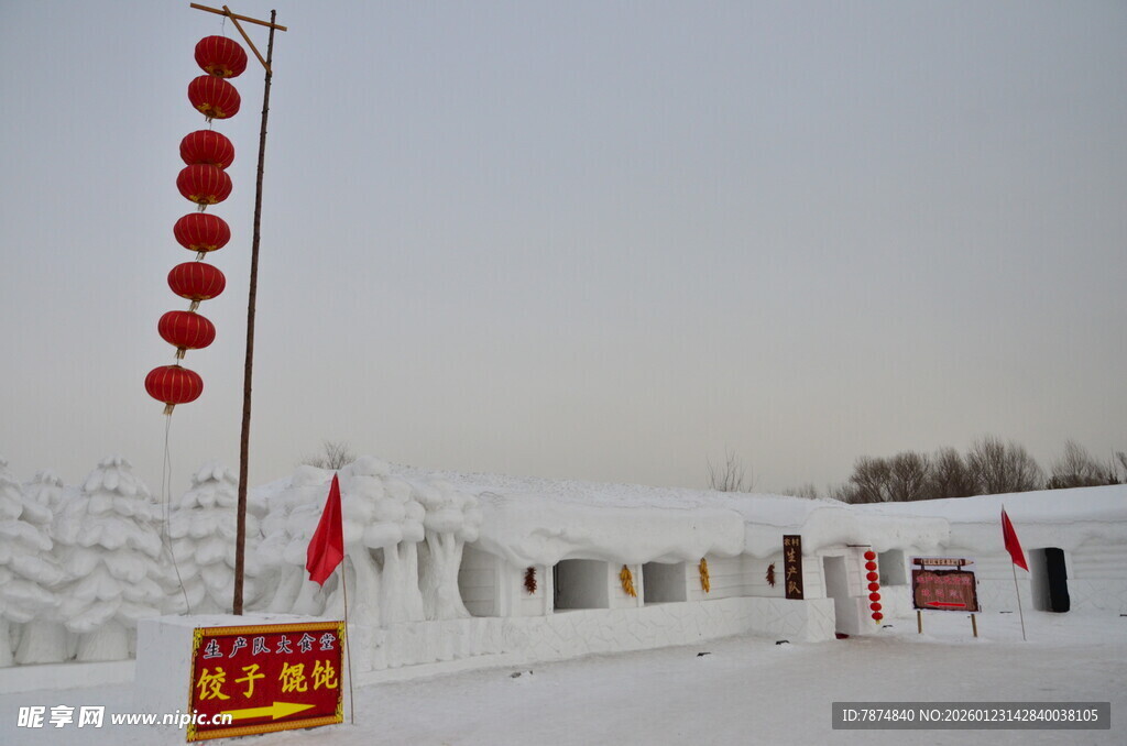 雪地红灯笼营造节日氛围