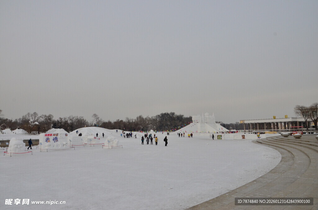 冬日雪地游玩场景