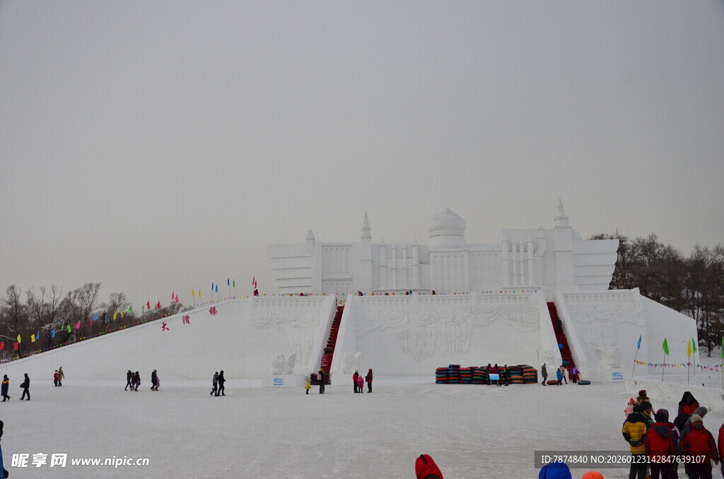 滑雪场热闹场景