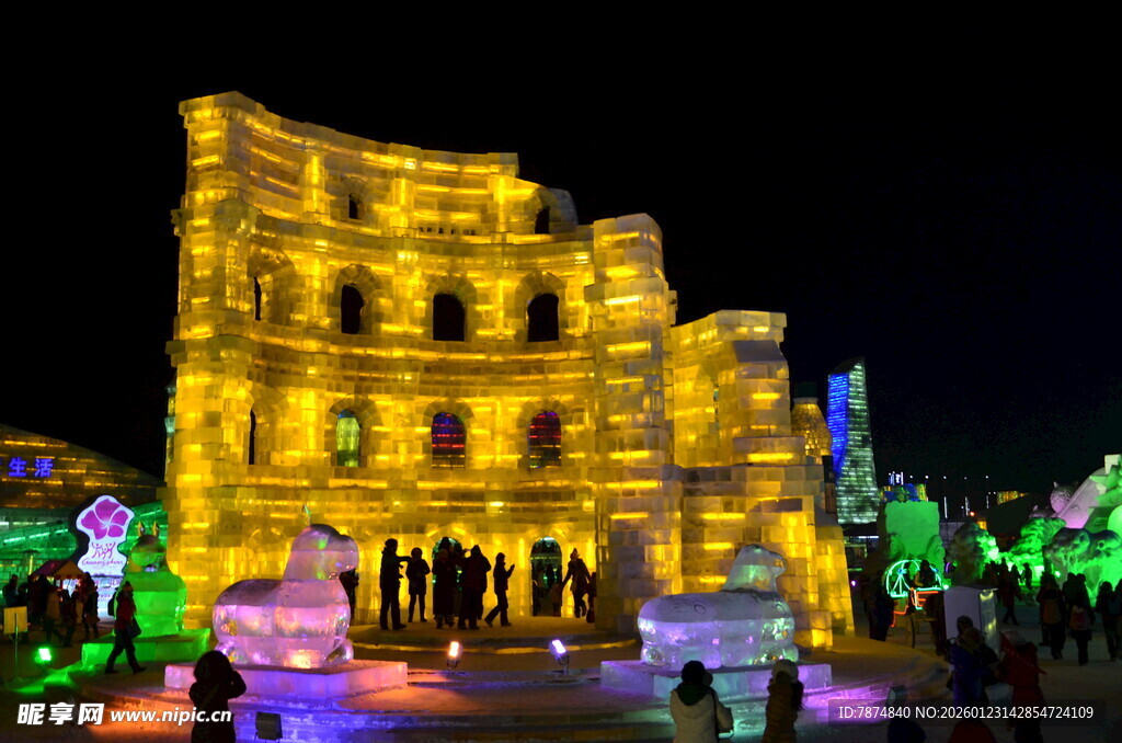 璀璨灯光下的罗马斗兽场