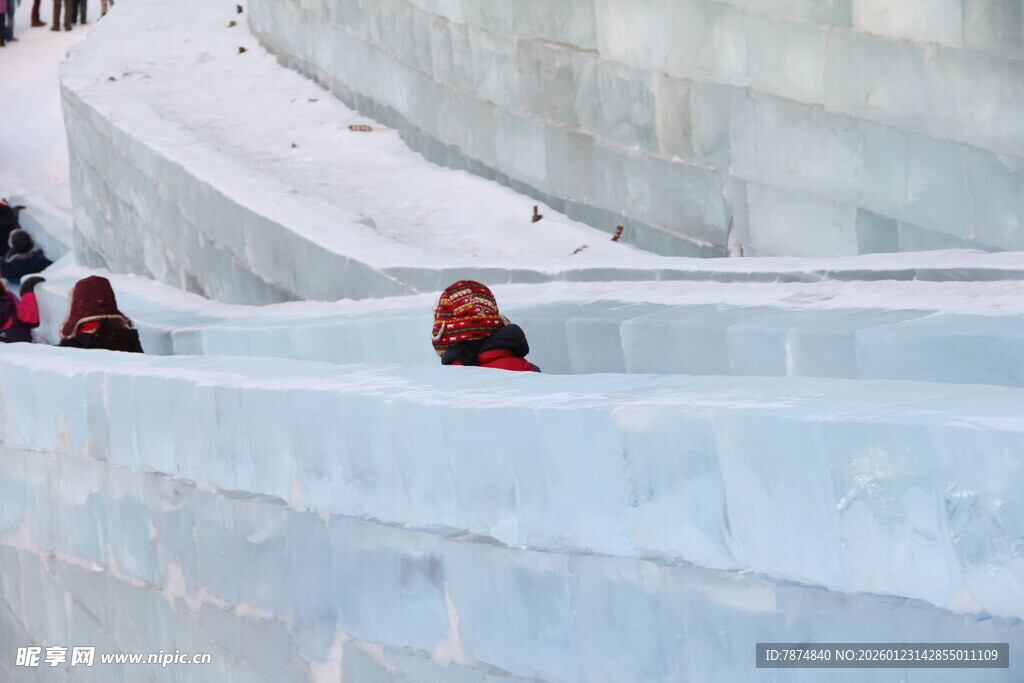 冰雕滑道上的欢乐时刻