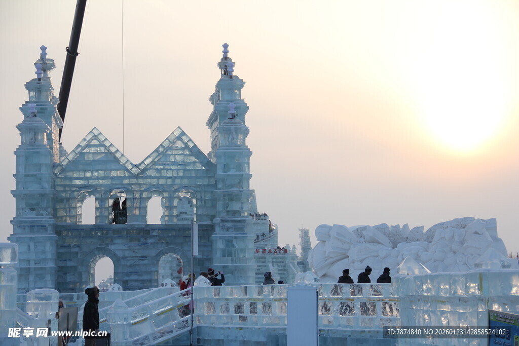 梦幻冰雪城堡日落美景