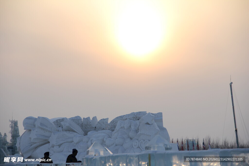 夕阳下的壮观冰雪景观