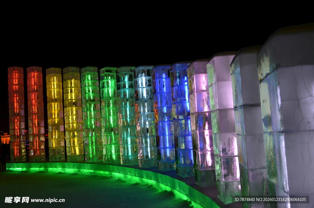 炫彩灯光装饰的弧形展示架