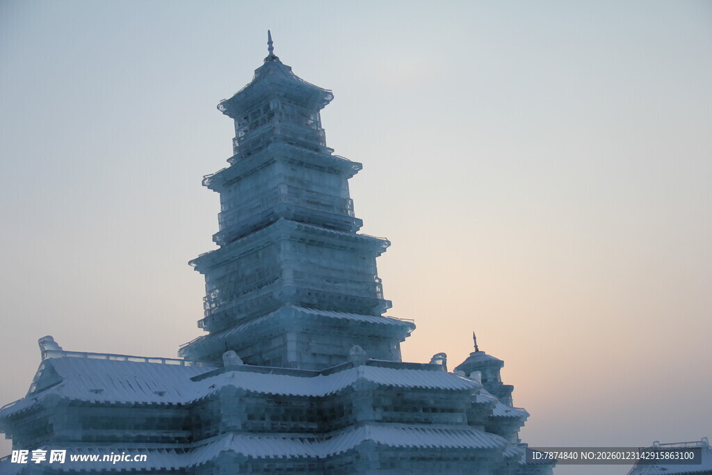 冰雪覆盖的古老塔楼