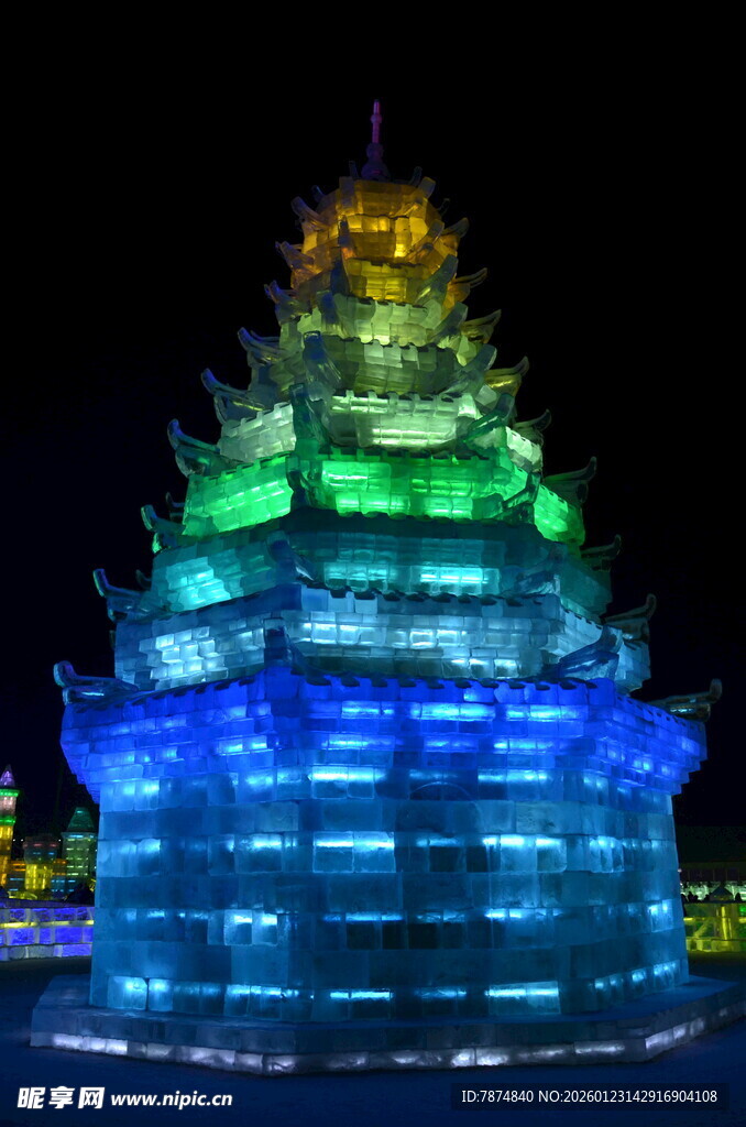 璀璨灯光下的绚丽宝塔