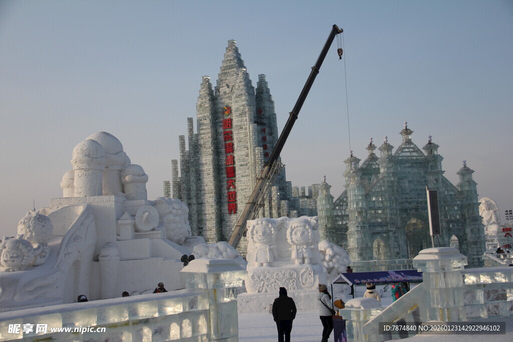 冰雪雕塑景观 游人漫步