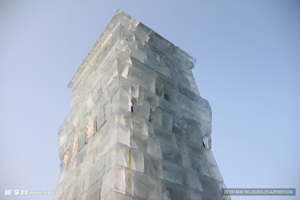 高耸透明建筑外观展示