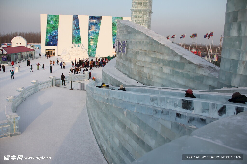 冰雪世界中的热闹场景