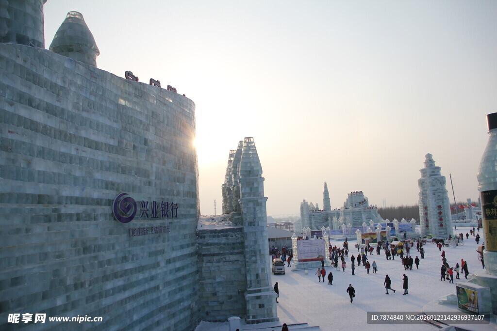 冰雪城堡景观 游人漫步