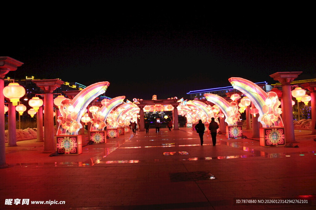 夜晚绚丽彩灯下的热闹场景