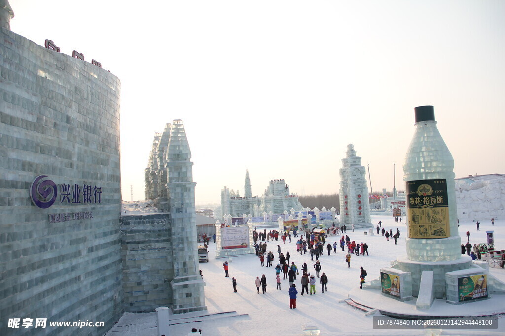 冰雪主题广场热闹景象